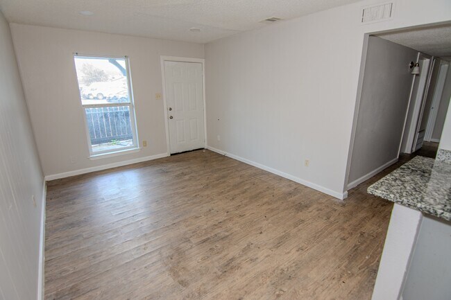 Photo - 1665 Northwood St