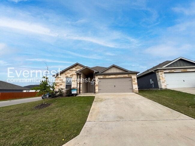 Building Photo - 2204 Hornbeam St