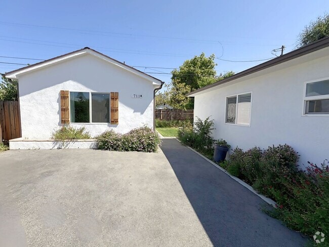 Building Photo - 711 E J St Unit B Rental