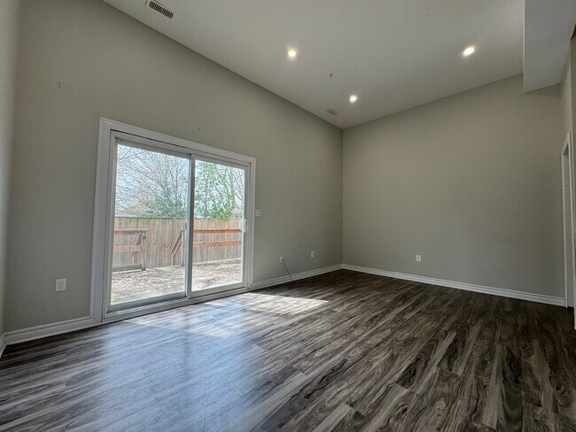 Building Photo - Updated 3 Bedroom 1.5 Bathroom Townhome in the Quiet Corunna, Ontario! Unit 31