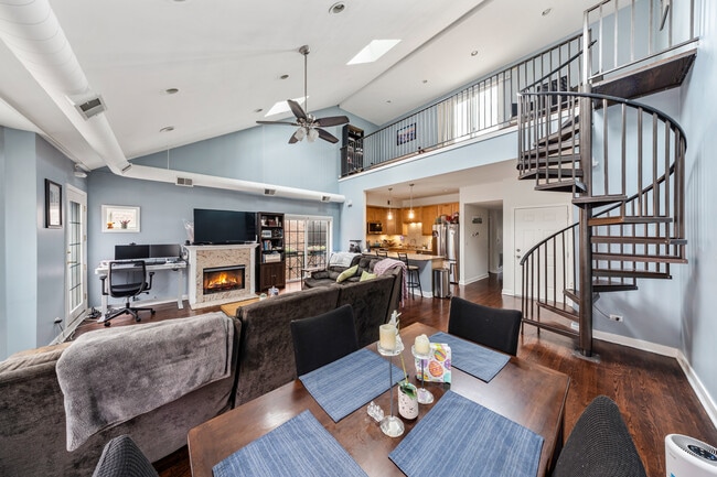 Building Photo - 811 W Superior St Unit 04