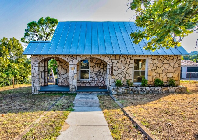 Building Photo - Quiet and Quaint Rock Home