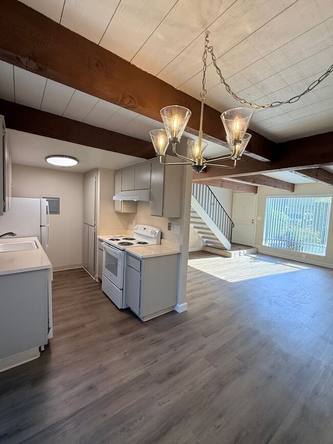 Building Photo - AVAILABLE NOW! Charming and Spacious Townhouse in Great Midtown Location! Unit 1411-3