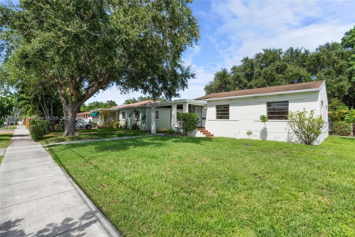 Photo - 301 SW 51st Ave