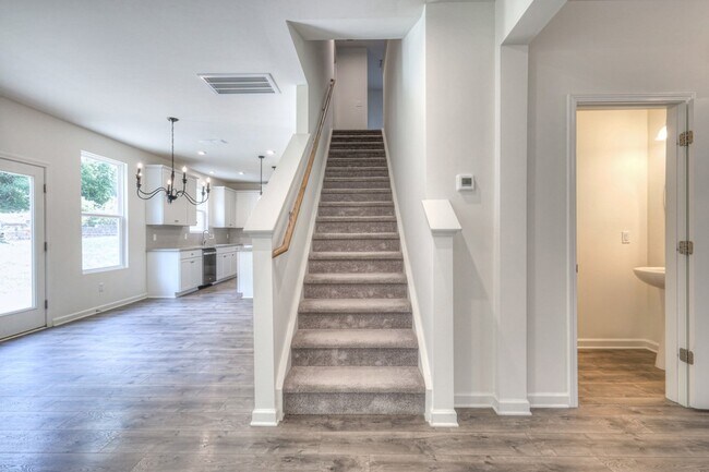 Photo - 523 Montrose Dr