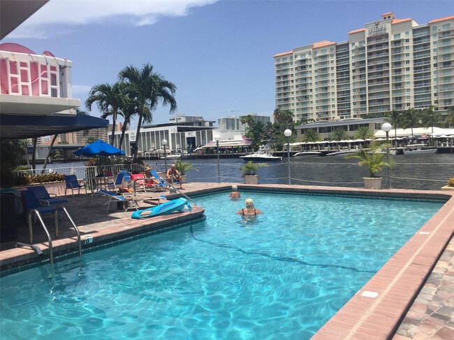 Building Photo - 2900 NE 30th St Unit E2