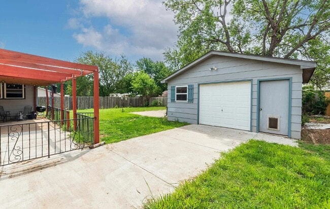 Photo - 4 bedroom home with 2 Garages, Finished Basement & Fenced Yard