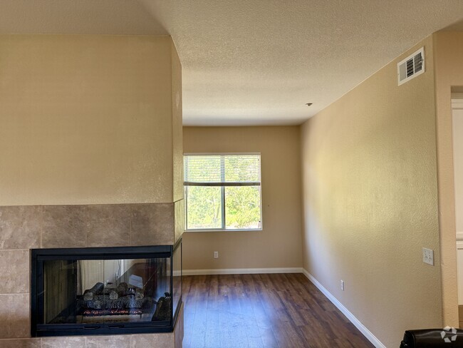 Building Photo - 3177 Dehesa Rd Unit 15 Rental