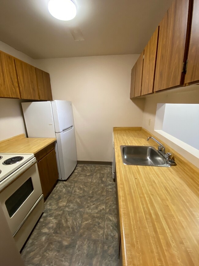 Photo - 10303-10396 96 Ave