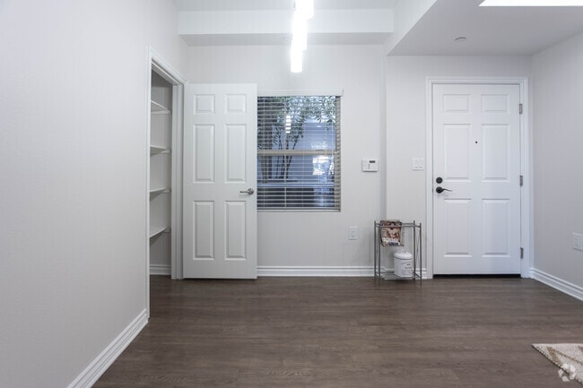 2BR, 2BA-1313 SF