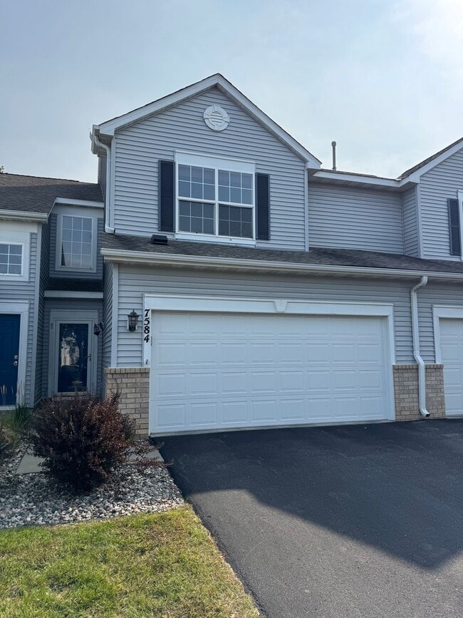 Building Photo - 2BR+LOFT/2.5BA Townhouse- Great Shakopee l...