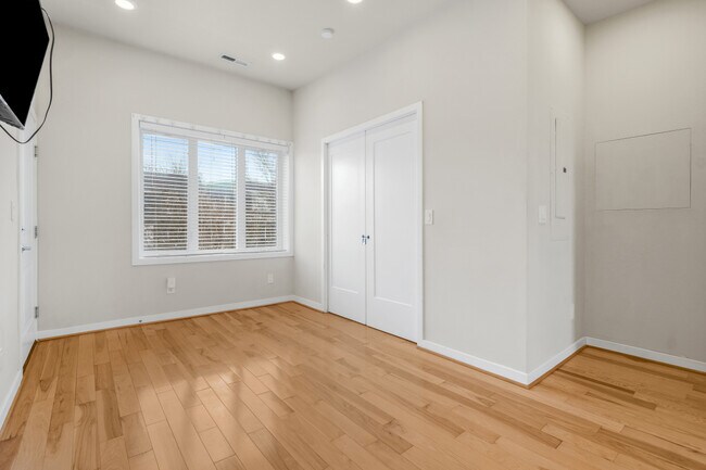 Building Photo - 1247 Penn St NE Unit 3