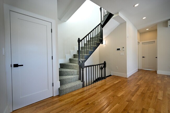 Photo - 18 Winchester St Unit 9