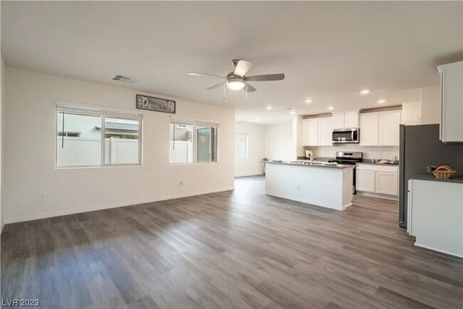 Photo - Bright, Modern 3 Bd, 3 bth, Home with Chef...
