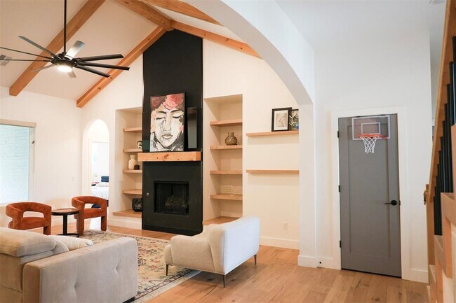 Photo - 2117 Aminas Wy