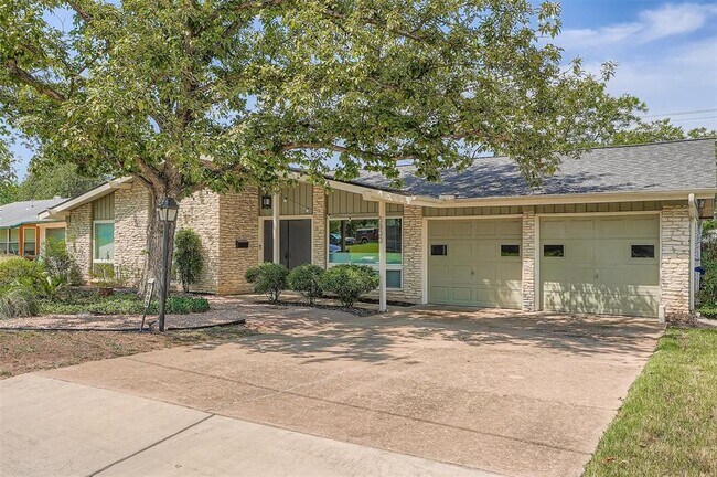 Building Photo - 5800 N Hampton Dr Rental