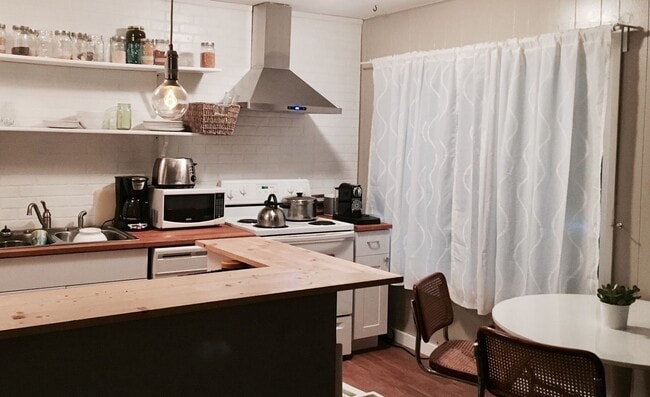 Photo - Updated, upstairs 2-bdrm/1-bath triplex apt—On-site w/d, off-street parking, near downtown St. Johns Unidad 9232