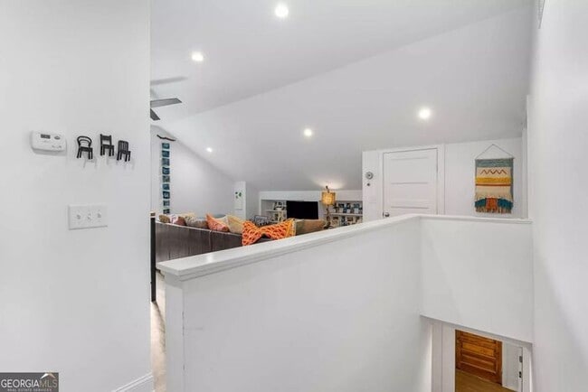 Renovated 2BR/1BA Attic Apartment with In-Unit Washer & Dryer – Prime Atlanta Location