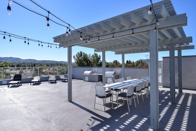 Parrilla y comedor en la terraza
