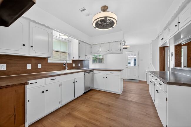 Building Photo - 8210 Edgemoor Dr Rental