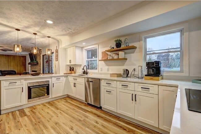 457 Castleaire Dr SW