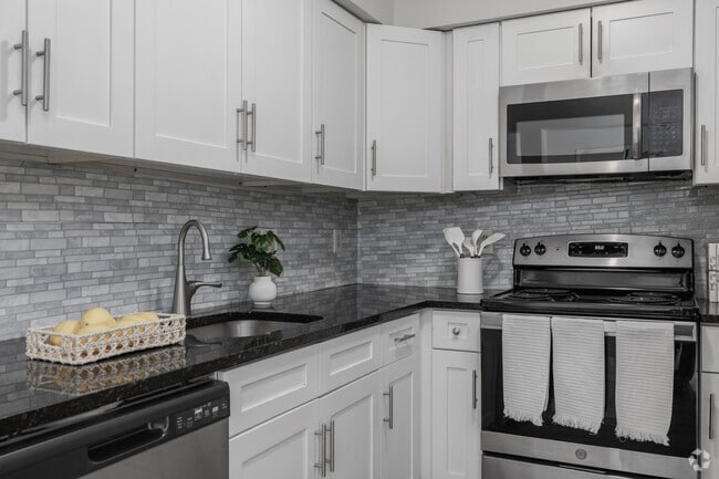 3BR, 1.5BA - 995SF - Kitchen - Oak Knoll