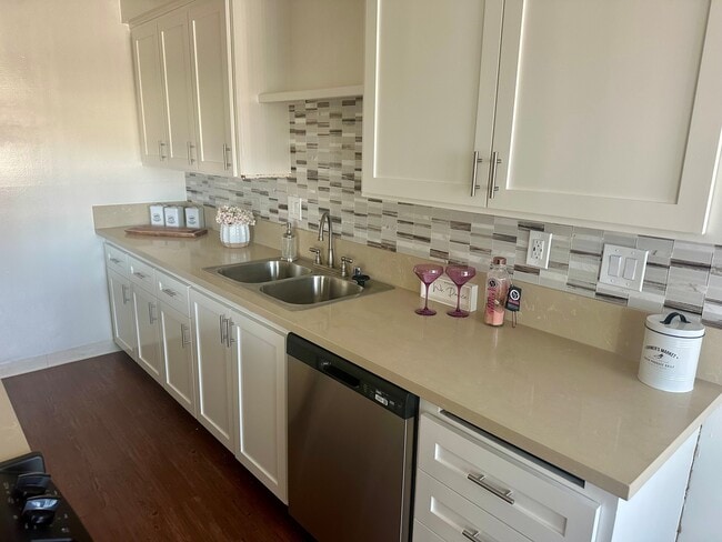 Photo - Royal Towers Apartments