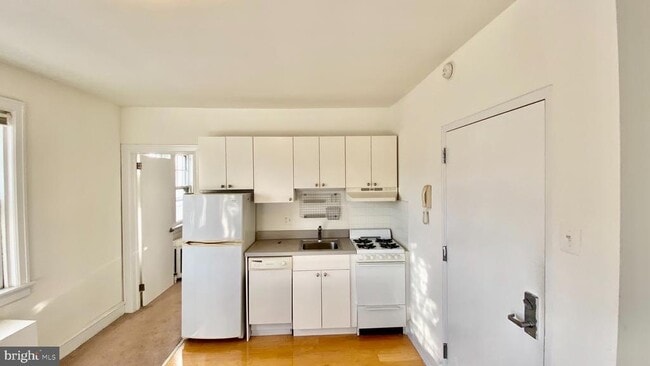 Building Photo - 332 S 17th St