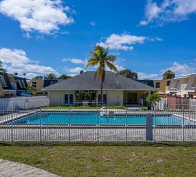 Pool - Pelican Pointe