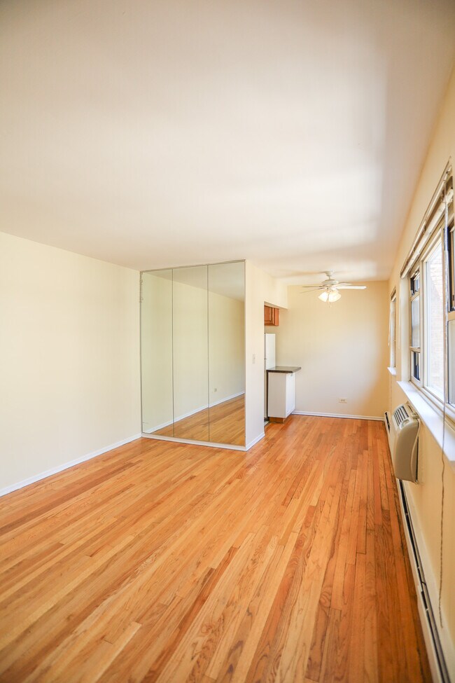 Photo - 535 W Briar Pl Unit 560