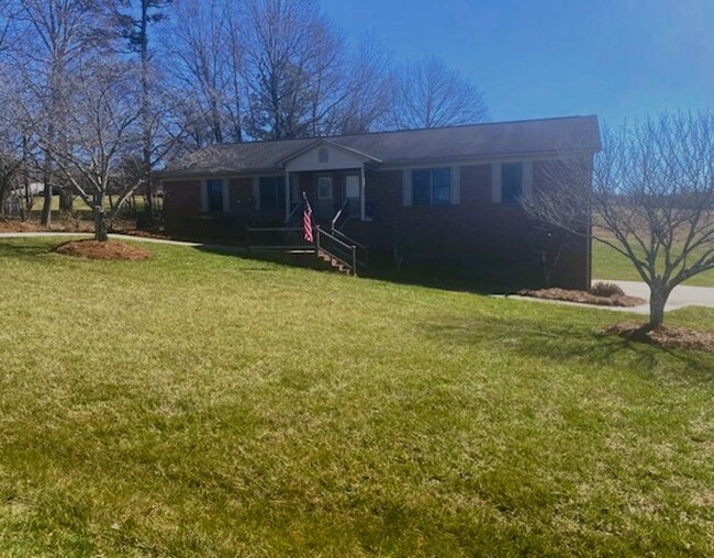 Stanley, UPDATED 2 Bedroom Duplex! Remote ... - Stanley, UPDATED 2 Bedroom Duplex! Remote ... House