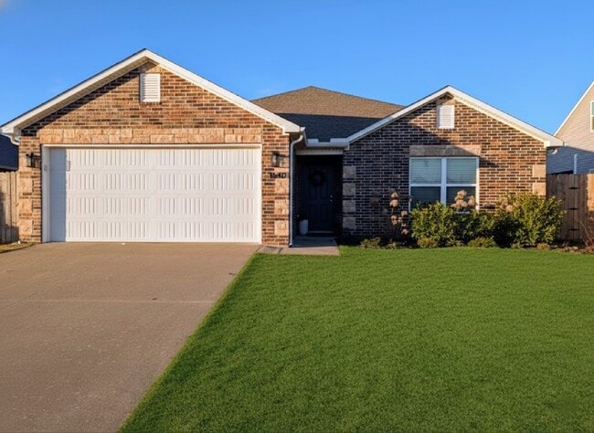 Building Photo - 1640 Forest Dr