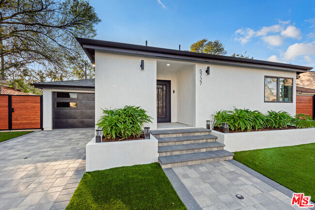 Building Photo - 5727 Newcastle Ave Rental