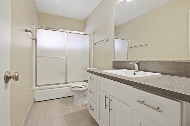 Photo - 15464 Moorpark St