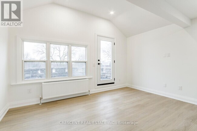 Photo - 180 Queens Dr