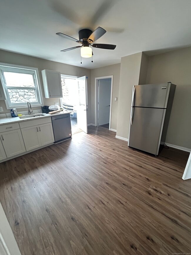 Building Photo - 99 Oak St Rental