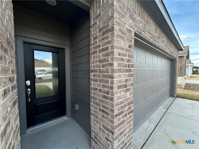 Photo - 728 Horsetail Ln