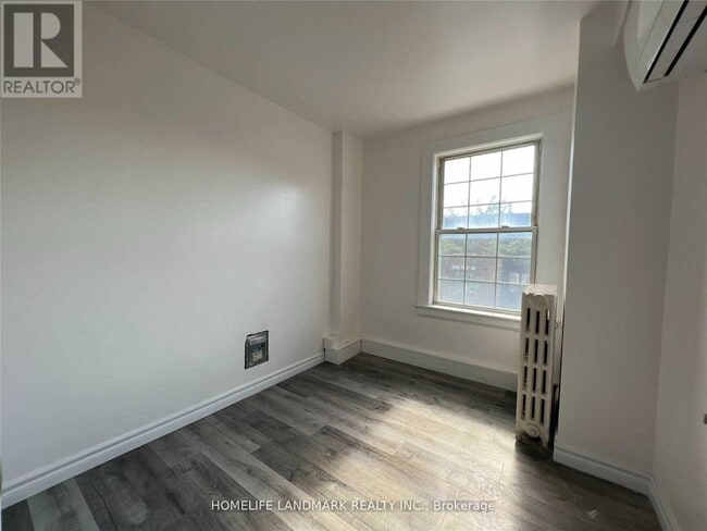 Photo - 2398 Bloor St W