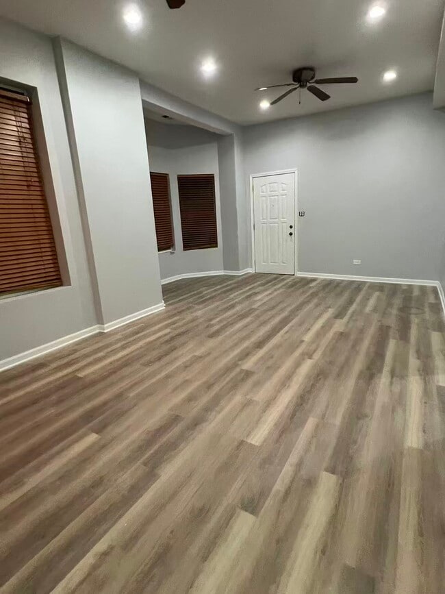 Building Photo - 3252 W Armitage Ave Unit 2R Rental