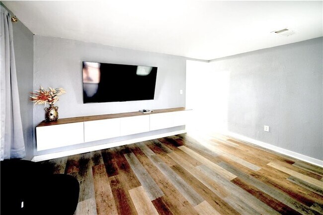 Photo - 539 Paines Ave NW Unit 3