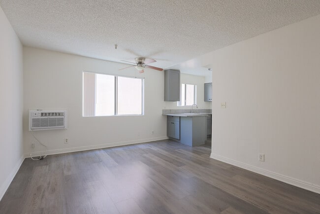 Building Photo - 2839 Francis Ave Unit 203
