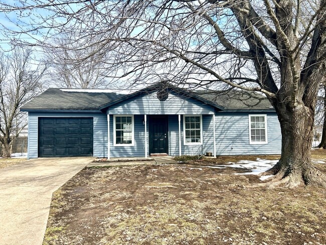 Building Photo - Elkins! 3 bed 2 bath with a huge fenced back yard