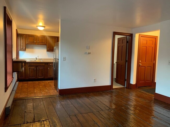 Photo - 32 N College St