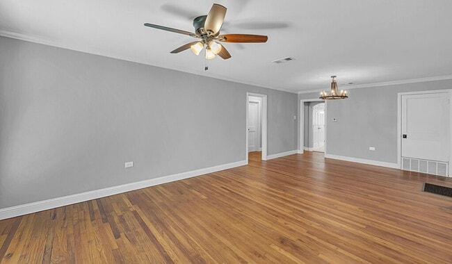 Photo - Newly Updated 2BD 1BA Duplex Home - Available Now! Unidad 2825 Columbus Ave