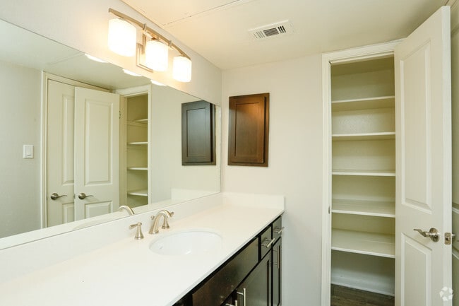 1157SF - 2BR - Master Bathroom