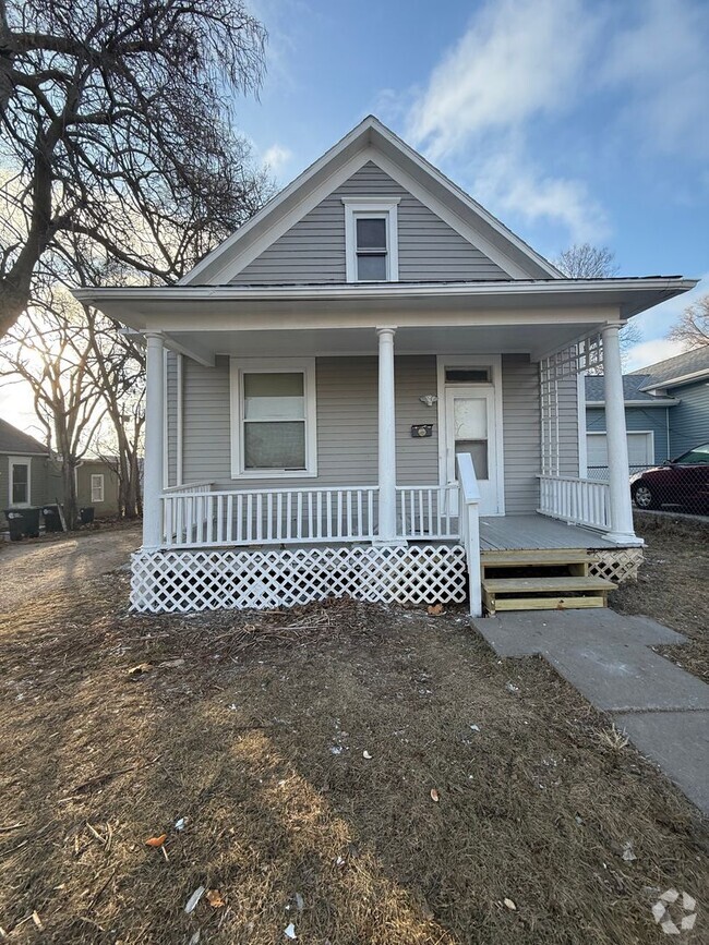 Building Photo - Newly Remodeled Three Bedroom! Rental