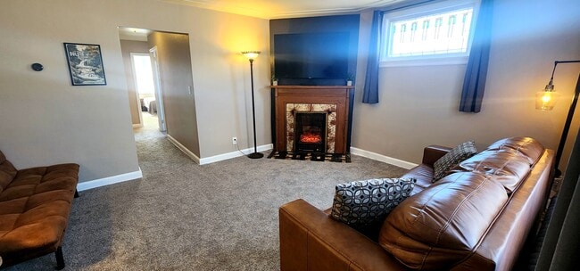 Building Photo - 822 E 4th St Unit #1