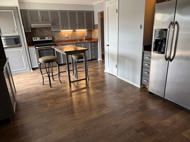 Building Photo - 10328 Forest Brook Ln Unit F