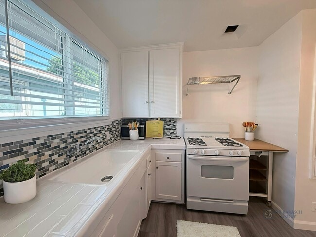 Photo - 504 N Hollywood Way