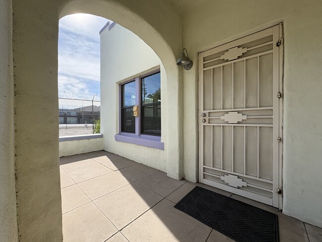 Building Photo - 15 W 5th St